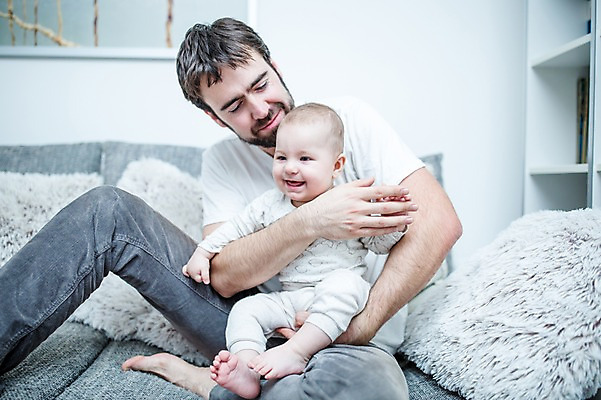 포토 JPG 전신 서양인 응시 남자 행복 아들 거실 가족 안기 사랑 미소 사람 앉기 상반신 성인 두명 앞모습 30대 소파 육아 아기 아빠 돌봄 부자지간 남자만 남성육아휴직 육아대디 싱글대디 한부모가족 국내포토 외국인 시선 감정 뷰포인트 의자 관계 모션 표정 장년 파일형식 육아휴직