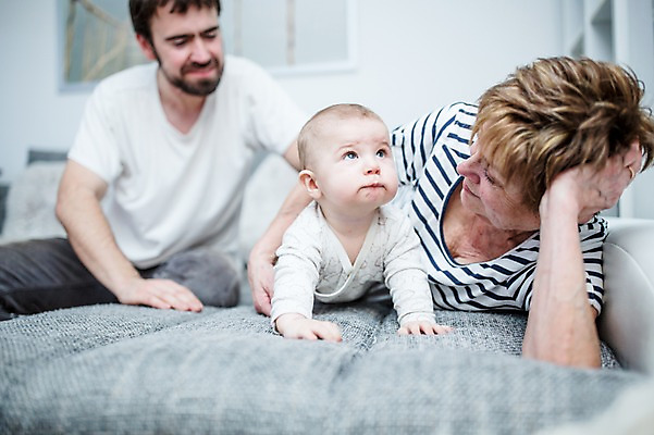포토 JPG 전신 서양인 응시 여자 노년 남자 행복 할머니 엎드리기 액자 거실 가족 손자 사랑 미소 사람 상반신 성인 앞모습 세명 30대 소파 올려보기 아기 잡기 삼대 70대 기어가기 국내포토 외국인 시선 감정 뷰포인트 의자 관계 모션 표정 장년 손주 파일형식