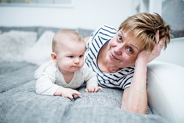 포토 JPG 서양인 응시 여자 노년 남자 행복 할머니 엎드리기 거실 가족 손자 사랑 미소 사람 상반신 두명 앞모습 소파 다정 아기 70대 기어가기 국내포토 외국인 시선 감정 뷰포인트 컨셉 의자 관계 모션 표정 성인 손주 파일형식