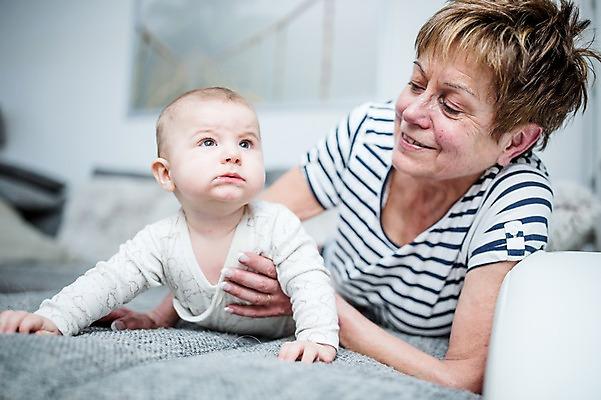 포토 JPG 서양인 응시 여자 노년 남자 행복 할머니 엎드리기 거실 가족 손자 사랑 미소 사람 상반신 두명 앞모습 소파 다정 올려보기 아기 잡기 70대 국내포토 외국인 시선 감정 뷰포인트 컨셉 의자 관계 모션 표정 성인 손주 파일형식