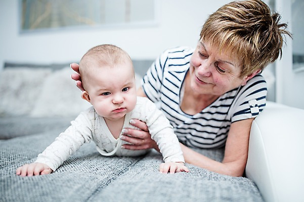 포토 JPG 서양인 응시 여자 노년 남자 행복 할머니 엎드리기 거실 가족 손자 사랑 미소 사람 상반신 두명 앞모습 소파 다정 아기 잡기 70대 기어가기 국내포토 외국인 시선 감정 뷰포인트 컨셉 의자 관계 모션 표정 성인 손주 파일형식