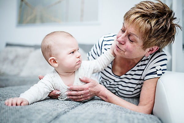 포토 JPG 서양인 응시 여자 노년 남자 행복 할머니 엎드리기 거실 가족 손자 사랑 사람 상반신 두명 앞모습 소파 마주보기 다정 아기 잡기 70대 국내포토 외국인 시선 감정 뷰포인트 컨셉 의자 관계 모션 성인 손주 파일형식