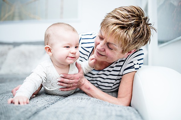 포토 JPG 서양인 응시 여자 노년 남자 행복 할머니 엎드리기 거실 가족 손자 사랑 미소 사람 상반신 두명 앞모습 소파 다정 아기 70대 국내포토 외국인 시선 감정 뷰포인트 컨셉 의자 관계 모션 표정 성인 손주 파일형식