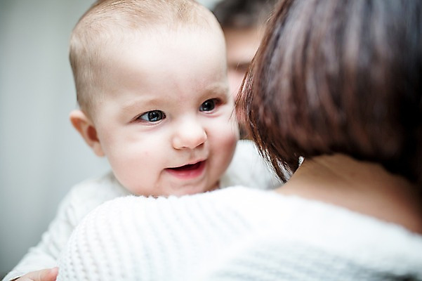 포토 JPG 서양인 응시 여자 남자 행복 가족 안기 엄마 사랑 미소 사람 상반신 성인 앞모습 뒷모습 세명 30대 육아 아기 돌봄 국내포토 모자관계 외국인 시선 감정 아들 뷰포인트 관계 모션 표정 장년 파일형식