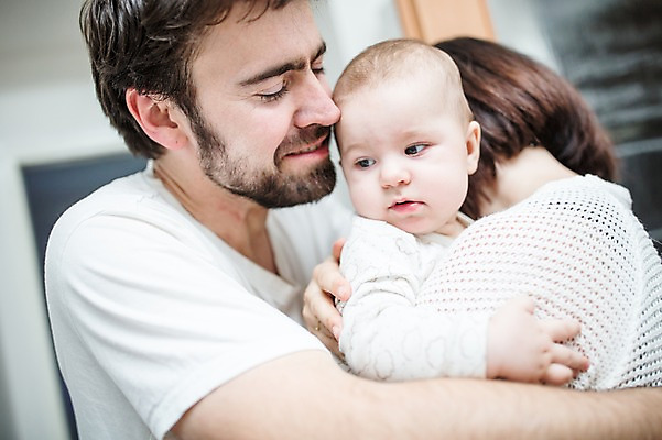 포토 JPG 서양인 부부 응시 여자 남자 행복 가족 안기 엄마 사랑 미소 사람 상반신 성인 옆모습 세명 30대 육아 아기 아빠 돌봄 국내포토 외국인 커플 시선 감정 뷰포인트 관계 모션 표정 장년 파일형식