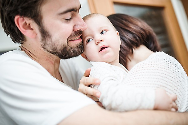 포토 JPG 서양인 부부 응시 여자 남자 행복 가족 안기 엄마 사랑 미소 사람 상반신 성인 옆모습 세명 30대 육아 아기 아빠 돌봄 국내포토 외국인 커플 시선 감정 뷰포인트 관계 모션 표정 장년 파일형식