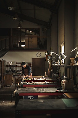 포토 JPG 주간 남자 시계 전등 실내 한명 서기 사람 상반신 20대 성인 목재 앞모습 앞치마 한국인 도구 작업 작업실 책상 목공예 실습 2층 신입 연장세트 작업대 성인남자한명만 국내포토 자연요소 나무 1 뷰포인트 가구 재료 모션 조명 동양인 청년 내부 공구 공예 층 남자한명만 성인남자만 파일형식