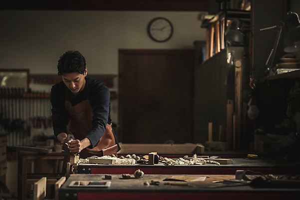 포토 JPG 주간 응시 남자 시계 전등 실내 한명 서기 사람 상반신 20대 성인 목재 앞모습 앞치마 한국인 도구 작업 작업실 목공예 실습 신입 연장세트 작업대 톱밥 성인남자한명만 국내포토 자연요소 나무 1 시선 뷰포인트 재료 모션 조명 동양인 청년 내부 공구 가루 공예 남자한명만 성인남자만 파일형식