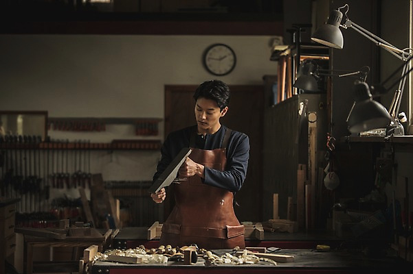 포토 JPG 주간 응시 남자 시계 전등 실내 한명 서기 들기 사람 상반신 20대 성인 목재 앞모습 앞치마 한국인 도구 작업 작업실 책상 목공예 실습 신입 연장세트 작업대 톱밥 성인남자한명만 국내포토 자연요소 나무 1 시선 뷰포인트 가구 재료 모션 조명 동양인 청년 내부 공구 가루 공예 남자한명만 성인남자만 파일형식