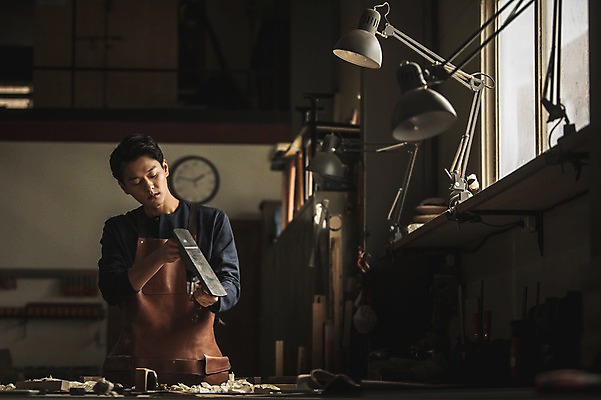 포토 JPG 주간 응시 남자 창문 전등 실내 한명 서기 들기 사람 상반신 20대 성인 목재 앞모습 앞치마 한국인 도구 작업 작업실 목공예 실습 신입 작업대 톱밥 성인남자한명만 국내포토 자연요소 나무 1 시선 뷰포인트 재료 모션 조명 동양인 청년 내부 가루 공예 남자한명만 성인남자만 파일형식