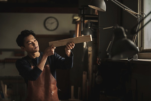 포토 JPG 주간 응시 남자 시계 창문 전등 실내 한명 서기 들기 사람 상반신 20대 성인 목재 앞모습 앞치마 한국인 작업 작업실 목공예 실습 신입 작업대 성인남자한명만 국내포토 자연요소 나무 1 시선 뷰포인트 재료 모션 조명 동양인 청년 내부 공예 남자한명만 성인남자만 파일형식