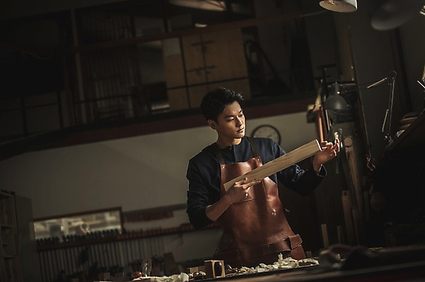 포토 JPG 주간 응시 남자 전등 실내 한명 서기 들기 사람 상반신 20대 성인 목재 앞모습 앞치마 한국인 도구 작업 작업실 목공예 실습 신입 연장세트 작업대 성인남자한명만 국내포토 자연요소 나무 1 시선 뷰포인트 재료 모션 조명 동양인 청년 내부 공구 공예 남자한명만 성인남자만 파일형식