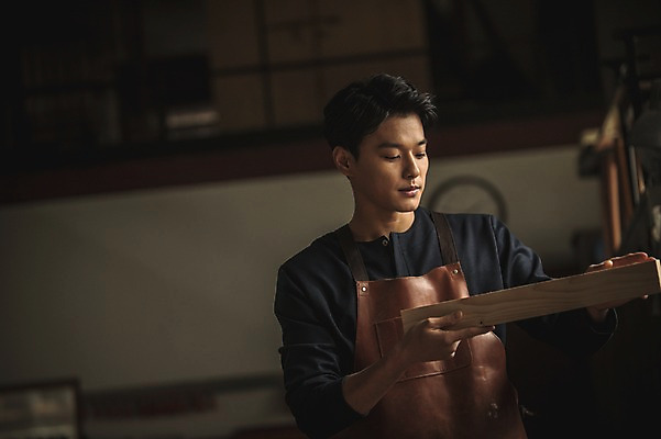 포토 JPG 주간 응시 남자 실내 한명 서기 들기 사람 상반신 20대 성인 목재 앞모습 앞치마 한국인 작업 작업실 목공예 실습 신입 작업대 성인남자한명만 국내포토 자연요소 나무 1 시선 뷰포인트 재료 모션 동양인 청년 내부 공예 남자한명만 성인남자만 파일형식