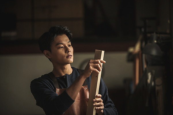 포토 JPG 주간 응시 남자 실내 한명 서기 들기 사람 근접촬영 상반신 20대 성인 목재 앞모습 앞치마 한국인 작업 작업실 목공예 실습 신입 작업대 성인남자한명만 국내포토 자연요소 나무 1 시선 뷰포인트 재료 모션 동양인 청년 내부 공예 남자한명만 성인남자만 파일형식