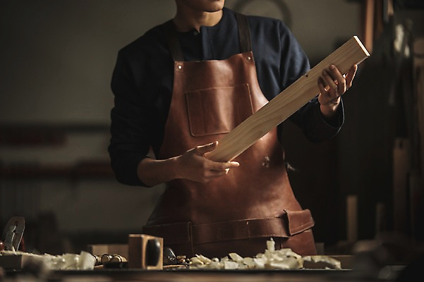 포토 JPG 주간 남자 실내 한명 서기 들기 사람 상반신 20대 성인 목재 앞모습 앞치마 한국인 도구 작업 작업실 목공예 실습 신입 작업대 톱밥 성인남자한명만 국내포토 자연요소 나무 1 뷰포인트 재료 모션 동양인 청년 내부 가루 공예 남자한명만 성인남자만 파일형식