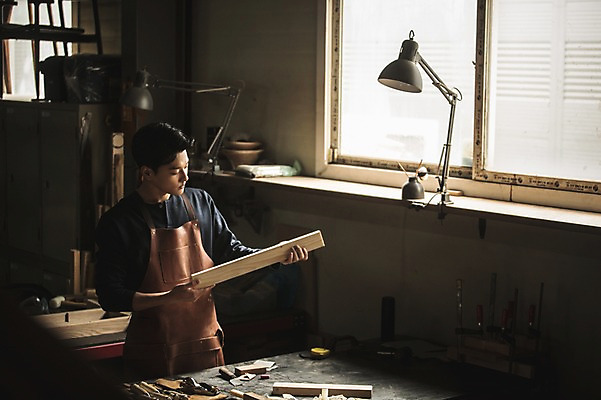 포토 JPG 주간 남자 창문 전등 실내 한명 서기 사람 상반신 20대 성인 목재 앞모습 앞치마 한국인 도구 작업 작업실 목공예 실습 신입 작업대 성인남자한명만 국내포토 자연요소 나무 1 뷰포인트 재료 모션 조명 동양인 청년 내부 공예 남자한명만 성인남자만 파일형식