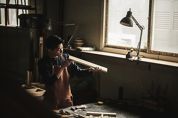포토 JPG 주간 응시 남자 창문 전등 실내 한명 서기 사람 상반신 20대 성인 목재 앞모습 앞치마 한국인 도구 작업 작업실 목공예 실습 신입 작업대 성인남자한명만 국내포토 자연요소 나무 1 시선 뷰포인트 재료 모션 조명 동양인 청년 내부 공예 남자한명만 성인남자만 파일형식