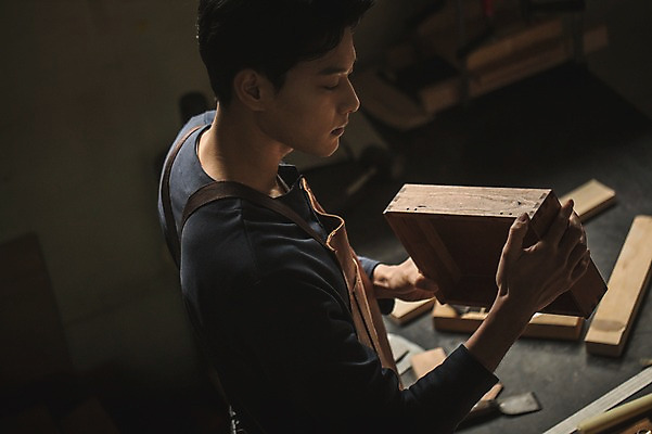 포토 JPG 주간 응시 남자 실내 한명 서기 들기 사람 상반신 20대 성인 목재 옆모습 앞치마 한국인 도구 작업 작업실 나무상자 목공예 실습 신입 작업대 성인남자한명만 국내포토 자연요소 나무 1 시선 뷰포인트 재료 모션 동양인 청년 내부 상자 공예 남자한명만 성인남자만 파일형식