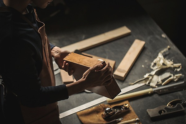 포토 JPG 주간 응시 남자 실내 한명 서기 들기 사람 상반신 20대 성인 목재 옆모습 앞치마 한국인 도구 작업 작업실 나무상자 목공예 실습 신입 성인남자한명만 국내포토 자연요소 나무 1 시선 뷰포인트 재료 모션 동양인 청년 내부 상자 공예 남자한명만 성인남자만 파일형식