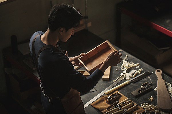 포토 JPG 주간 응시 남자 실내 한명 서기 사람 상반신 20대 성인 목재 옆모습 하이앵글 앞치마 한국인 도구 작업 작업실 나무상자 책상 목공예 실습 신입 연장세트 작업대 성인남자한명만 국내포토 자연요소 나무 1 시선 뷰포인트 가구 재료 모션 동양인 청년 내부 상자 공구 공예 남자한명만 성인남자만 파일형식