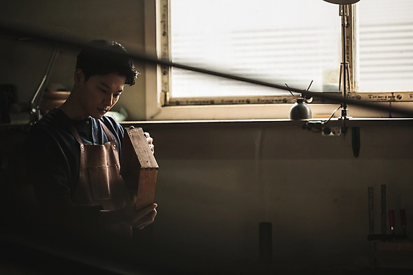 포토 JPG 주간 응시 남자 창문 실내 한명 서기 사람 상반신 20대 성인 목재 옆모습 앞치마 한국인 작업 작업실 나무상자 목공예 실습 신입 작업대 성인남자한명만 국내포토 자연요소 나무 1 시선 뷰포인트 재료 모션 동양인 청년 내부 상자 공예 남자한명만 성인남자만 파일형식