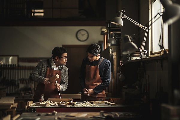 포토 JPG 주간 응시 남자 시계 40대 전등 실내 설명 서기 사람 상반신 20대 성인 두명 목재 앞모습 앞치마 한국인 도구 작업 가르침 작업실 목공예 실습 장인 신입 연장세트 작업대 합판 성인남자만 국내포토 자연요소 나무 시선 교육 뷰포인트 중년 재료 모션 조명 동양인 청년 내부 공구 공예 남자만 성인만 파일형식