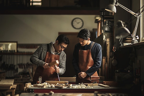 포토 JPG 주간 응시 남자 40대 전등 실내 설명 서기 사람 상반신 20대 성인 두명 목재 앞모습 앞치마 한국인 도구 작업 가르침 작업실 목공예 실습 장인 신입 작업대 톱밥 합판 성인남자만 국내포토 자연요소 나무 시선 교육 뷰포인트 중년 재료 모션 조명 동양인 청년 내부 가루 공예 남자만 성인만 파일형식