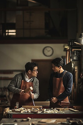 포토 JPG 주간 남자 40대 실내 설명 서기 사람 상반신 20대 성인 두명 목재 앞모습 마주보기 앞치마 한국인 도구 작업 가르침 작업실 목공예 실습 장인 신입 연장세트 작업대 톱밥 합판 성인남자만 국내포토 자연요소 나무 교육 뷰포인트 중년 재료 모션 동양인 청년 내부 공구 가루 공예 남자만 성인만 파일형식