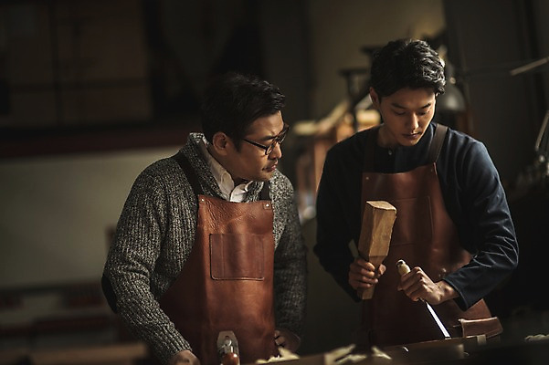 포토 JPG 주간 응시 남자 40대 실내 서기 사람 상반신 20대 성인 두명 앞모습 앞치마 한국인 도구 작업 가르침 작업실 목공예 실습 장인 신입 성인남자만 국내포토 자연요소 시선 교육 뷰포인트 중년 모션 동양인 청년 내부 공예 남자만 성인만 파일형식