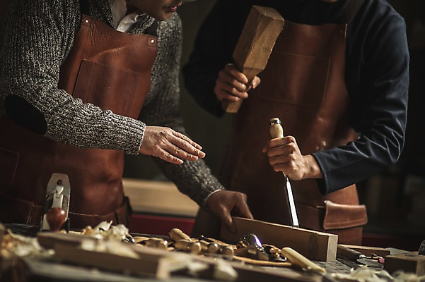 포토 JPG 주간 손 남자 40대 실내 설명 서기 사람 근접촬영 상반신 20대 성인 두명 목재 앞모습 앞치마 한국인 도구 작업 가르침 작업실 책상 목공예 실습 장인 신입 연장세트 작업대 톱밥 성인남자만 국내포토 자연요소 나무 교육 뷰포인트 중년 가구 재료 모션 동양인 청년 내부 신체부위 공구 가루 공예 남자만 성인만 파일형식
