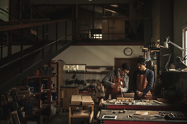 포토 JPG 주간 남자 40대 창문 전등 실내 설명 서기 사람 상반신 20대 성인 두명 목재 앞모습 태블릿 앞치마 한국인 도구 작업 가르침 작업실 책상 목공예 실습 장인 2층 신입 연장세트 합판 성인남자만 국내포토 자연요소 나무 교육 뷰포인트 중년 가구 재료 모션 조명 동양인 청년 내부 전자제품 스마트기기 공구 공예 층 남자만 성인만 파일형식