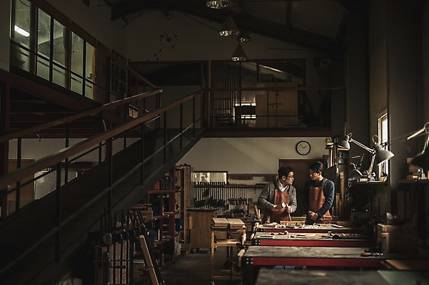 포토 JPG 주간 남자 40대 전등 실내 설명 서기 사람 상반신 20대 성인 두명 목재 앞모습 마주보기 앞치마 한국인 도구 작업 가르침 작업실 책상 목공예 실습 장인 신입 연장세트 작업대 합판 성인남자만 국내포토 자연요소 나무 교육 뷰포인트 중년 가구 재료 모션 조명 동양인 청년 내부 공구 공예 남자만 성인만 파일형식