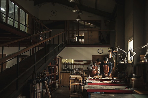 포토 JPG 주간 남자 40대 창문 전등 실내 설명 서기 사람 상반신 20대 성인 두명 목재 앞모습 앞치마 한국인 도구 작업 가르침 작업실 목공예 실습 장인 2층 신입 연장세트 작업대 톱밥 합판 성인남자만 국내포토 자연요소 나무 교육 뷰포인트 중년 재료 모션 조명 동양인 청년 내부 공구 가루 공예 층 남자만 성인만 파일형식