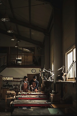 포토 JPG 주간 남자 40대 창문 전등 실내 설명 서기 사람 상반신 20대 성인 두명 목재 앞모습 앞치마 한국인 도구 작업 가르침 작업실 목공예 실습 장인 신입 연장세트 작업대 합판 성인남자만 국내포토 자연요소 나무 교육 뷰포인트 중년 재료 모션 조명 동양인 청년 내부 공구 공예 남자만 성인만 파일형식