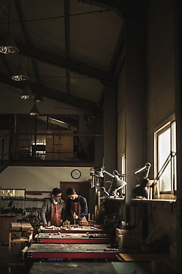 포토 JPG 주간 남자 40대 창문 전등 실내 설명 서기 사람 상반신 20대 성인 두명 목재 앞모습 앞치마 한국인 도구 작업 가르침 작업실 책상 천장 목공예 실습 장인 신입 연장세트 톱밥 합판 성인남자만 국내포토 자연요소 나무 교육 뷰포인트 중년 가구 재료 모션 조명 동양인 청년 내부 공구 가루 공예 남자만 성인만 파일형식