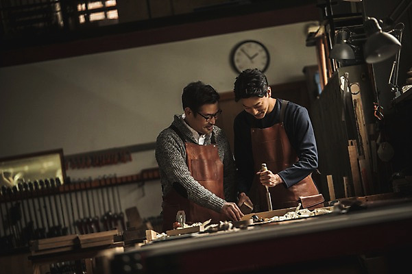 포토 JPG 주간 남자 시계 40대 전등 실내 설명 서기 사람 상반신 20대 성인 두명 목재 앞모습 앞치마 한국인 도구 작업 가르침 작업실 책상 목공예 실습 장인 신입 연장세트 작업대 톱밥 합판 성인남자만 국내포토 자연요소 나무 교육 뷰포인트 중년 가구 재료 모션 조명 동양인 청년 내부 공구 가루 공예 남자만 성인만 파일형식
