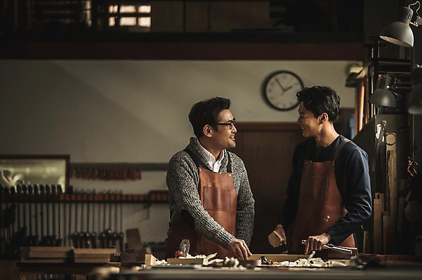 포토 JPG 주간 남자 시계 40대 전등 실내 설명 서기 미소 사람 상반신 20대 성인 두명 목재 옆모습 마주보기 앞치마 한국인 도구 작업 가르침 작업실 목공예 실습 장인 신입 연장세트 작업대 톱밥 성인남자만 국내포토 자연요소 나무 교육 뷰포인트 중년 재료 모션 조명 표정 동양인 청년 내부 공구 가루 공예 남자만 성인만 파일형식