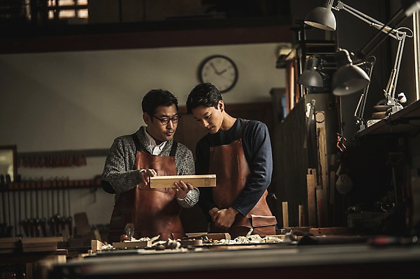 포토 JPG 주간 응시 남자 시계 40대 전등 실내 설명 서기 들기 사람 상반신 20대 성인 두명 목재 앞모습 앞치마 한국인 도구 작업 가르침 작업실 목공예 실습 장인 신입 연장세트 작업대 톱밥 합판 성인남자만 국내포토 자연요소 나무 시선 교육 뷰포인트 중년 재료 모션 조명 동양인 청년 내부 공구 가루 공예 남자만 성인만 파일형식