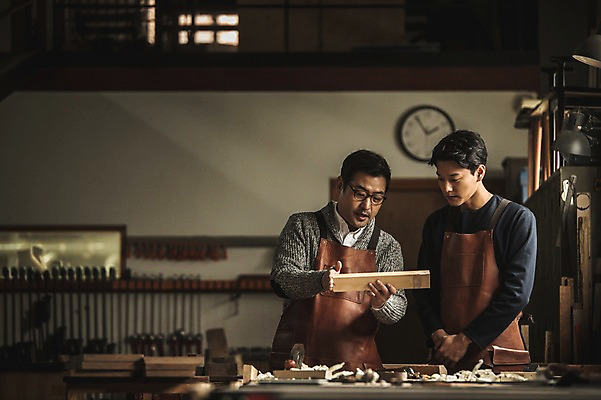 포토 JPG 주간 응시 남자 시계 40대 실내 설명 서기 들기 사람 상반신 20대 성인 두명 목재 앞모습 앞치마 한국인 도구 작업 가르침 작업실 목공예 실습 장인 신입 연장세트 작업대 톱밥 합판 성인남자만 국내포토 자연요소 나무 시선 교육 뷰포인트 중년 재료 모션 동양인 청년 내부 공구 가루 공예 남자만 성인만 파일형식