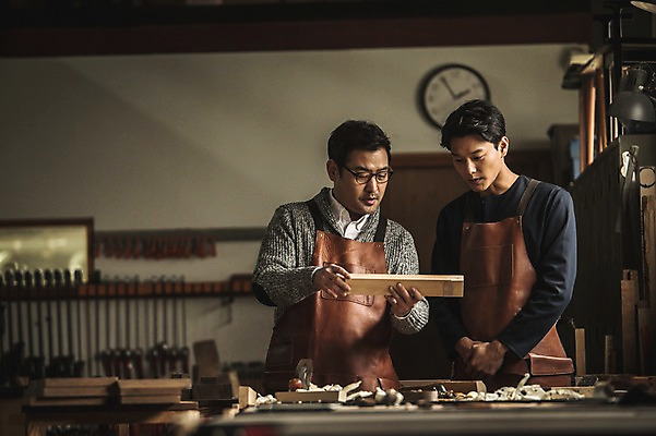 포토 JPG 주간 응시 남자 시계 40대 실내 설명 서기 들기 사람 상반신 20대 성인 두명 목재 앞모습 앞치마 한국인 도구 작업 가르침 작업실 목공예 실습 장인 신입 연장세트 작업대 톱밥 합판 성인남자만 국내포토 자연요소 나무 시선 교육 뷰포인트 중년 재료 모션 동양인 청년 내부 공구 가루 공예 남자만 성인만 파일형식