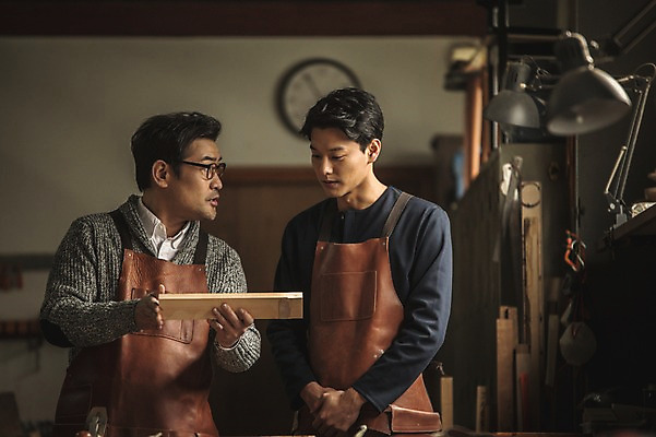 포토 JPG 주간 응시 남자 시계 40대 전등 실내 설명 서기 들기 사람 상반신 20대 성인 두명 목재 앞모습 앞치마 한국인 작업 가르침 작업실 목공예 실습 장인 신입 합판 성인남자만 국내포토 자연요소 나무 시선 교육 뷰포인트 중년 재료 모션 조명 동양인 청년 내부 공예 남자만 성인만 파일형식