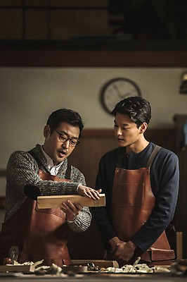 포토 JPG 주간 응시 남자 40대 실내 설명 서기 사람 상반신 20대 성인 두명 목재 앞모습 앞치마 한국인 작업 가르침 작업실 책상 목공예 실습 장인 신입 작업대 톱밥 성인남자만 국내포토 자연요소 나무 시선 교육 뷰포인트 중년 가구 재료 모션 동양인 청년 내부 가루 공예 남자만 성인만 파일형식