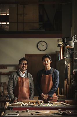 포토 JPG 주간 남자 시계 40대 전등 실내 서기 미소 사람 상반신 20대 성인 두명 목재 앞모습 앞치마 한국인 도구 작업실 목공예 실습 장인 신입 연장세트 작업대 톱밥 합판 성인남자만 국내포토 자연요소 나무 뷰포인트 중년 재료 모션 조명 표정 동양인 청년 내부 공구 가루 공예 남자만 성인만 파일형식