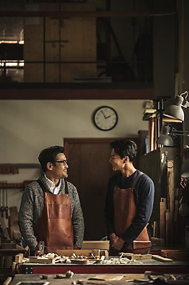 포토 JPG 주간 남자 시계 40대 전등 실내 서기 미소 사람 상반신 20대 성인 두명 목재 앞모습 마주보기 앞치마 한국인 작업실 책상 목공예 실습 장인 신입 작업대 톱밥 합판 성인남자만 국내포토 자연요소 나무 뷰포인트 중년 가구 재료 모션 조명 표정 동양인 청년 내부 가루 공예 남자만 성인만 파일형식