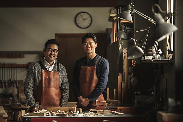 포토 JPG 주간 남자 시계 40대 전등 실내 서기 미소 사람 상반신 20대 성인 두명 목재 앞모습 앞치마 한국인 도구 작업실 책상 목공예 실습 장인 신입 연장세트 작업대 합판 성인남자만 국내포토 자연요소 나무 뷰포인트 중년 가구 재료 모션 조명 표정 동양인 청년 내부 공구 공예 남자만 성인만 파일형식