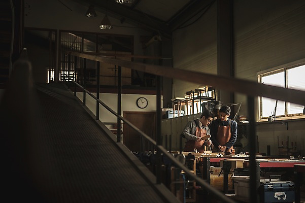 포토 JPG 주간 응시 남자 40대 의자 창문 전등 실내 설명 서기 사람 상반신 20대 성인 두명 앞모습 앞치마 한국인 도구 작업 가르침 작업실 목공예 실습 장인 2층 신입 연장세트 성인남자만 국내포토 자연요소 시선 교육 뷰포인트 중년 가구 모션 조명 동양인 청년 내부 공구 공예 층 남자만 성인만 파일형식