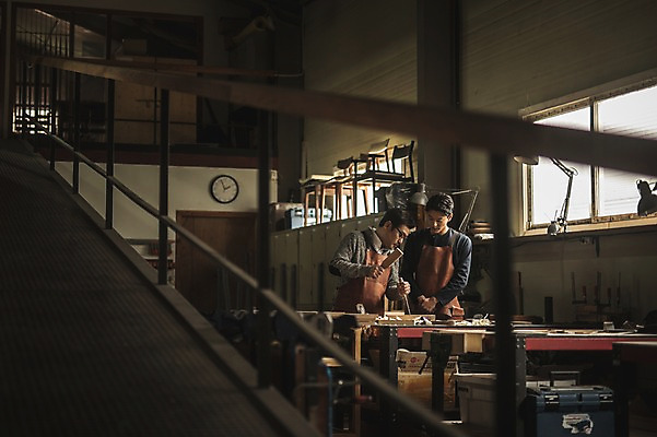포토 JPG 주간 응시 남자 40대 의자 창문 전등 실내 설명 서기 사람 상반신 20대 성인 두명 앞모습 앞치마 한국인 작업 가르침 작업실 목공예 실습 장인 2층 신입 성인남자만 국내포토 자연요소 시선 교육 뷰포인트 중년 가구 모션 조명 동양인 청년 내부 공예 층 남자만 성인만 파일형식