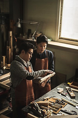 포토 JPG 주간 응시 남자 40대 창문 전등 실내 설명 서기 사람 상반신 20대 성인 두명 목재 앞모습 옆모습 앞치마 한국인 도구 작업 가르침 작업실 목공예 실습 장인 신입 연장세트 합판 성인남자만 국내포토 자연요소 나무 시선 교육 뷰포인트 중년 재료 모션 조명 동양인 청년 내부 공구 공예 남자만 성인만 파일형식