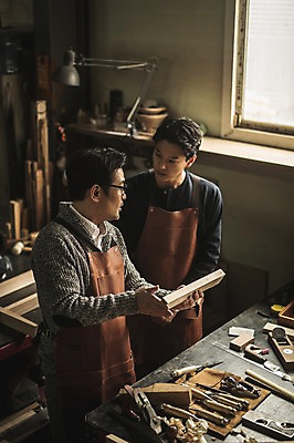 포토 JPG 주간 응시 남자 40대 창문 전등 실내 설명 서기 사람 상반신 20대 성인 두명 목재 앞모습 옆모습 앞치마 한국인 도구 작업 가르침 작업실 목공예 실습 장인 신입 연장세트 합판 성인남자만 국내포토 자연요소 나무 시선 교육 뷰포인트 중년 재료 모션 조명 동양인 청년 내부 공구 공예 남자만 성인만 파일형식