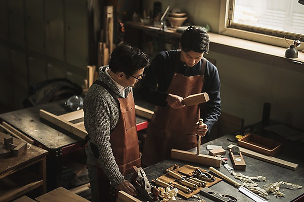 포토 JPG 주간 남자 40대 창문 전등 실내 서기 사람 상반신 20대 성인 두명 목재 앞모습 옆모습 앞치마 한국인 도구 작업 가르침 작업실 목공예 실습 장인 신입 연장세트 성인남자만 국내포토 자연요소 나무 교육 뷰포인트 중년 재료 모션 조명 동양인 청년 내부 공구 공예 남자만 성인만 파일형식